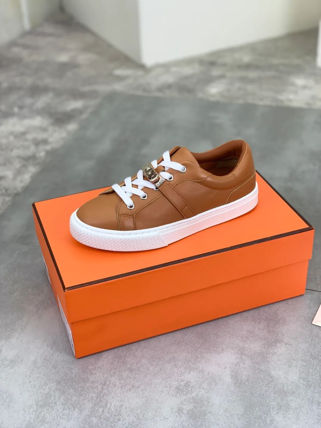 Men's men's shoes 💰P640 New Hermes top version Hermès classic couple style #𝐊𝐞𝐥𝐥𝐲 buckle casual white shoes skateboard shoes that will not conflict with shoes at all. Full of unknowns, Hermès rarely produces flat casual shoes and they are paired with classic palladium-plated Kelly shoe buckles! You'll fall in love with it at first sight. It's super versatile and can be worn with any skirt or pants. 🉑️Close your eyes and wear it. It's super noble. Fabric: Specific cowhide/canvas material. Lining: Sheepskin lining. Outsole: Original molded TPU outsole. Size: 35-45.